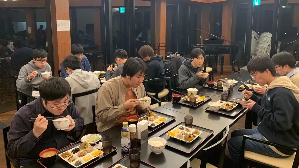 夕食を食べる様子